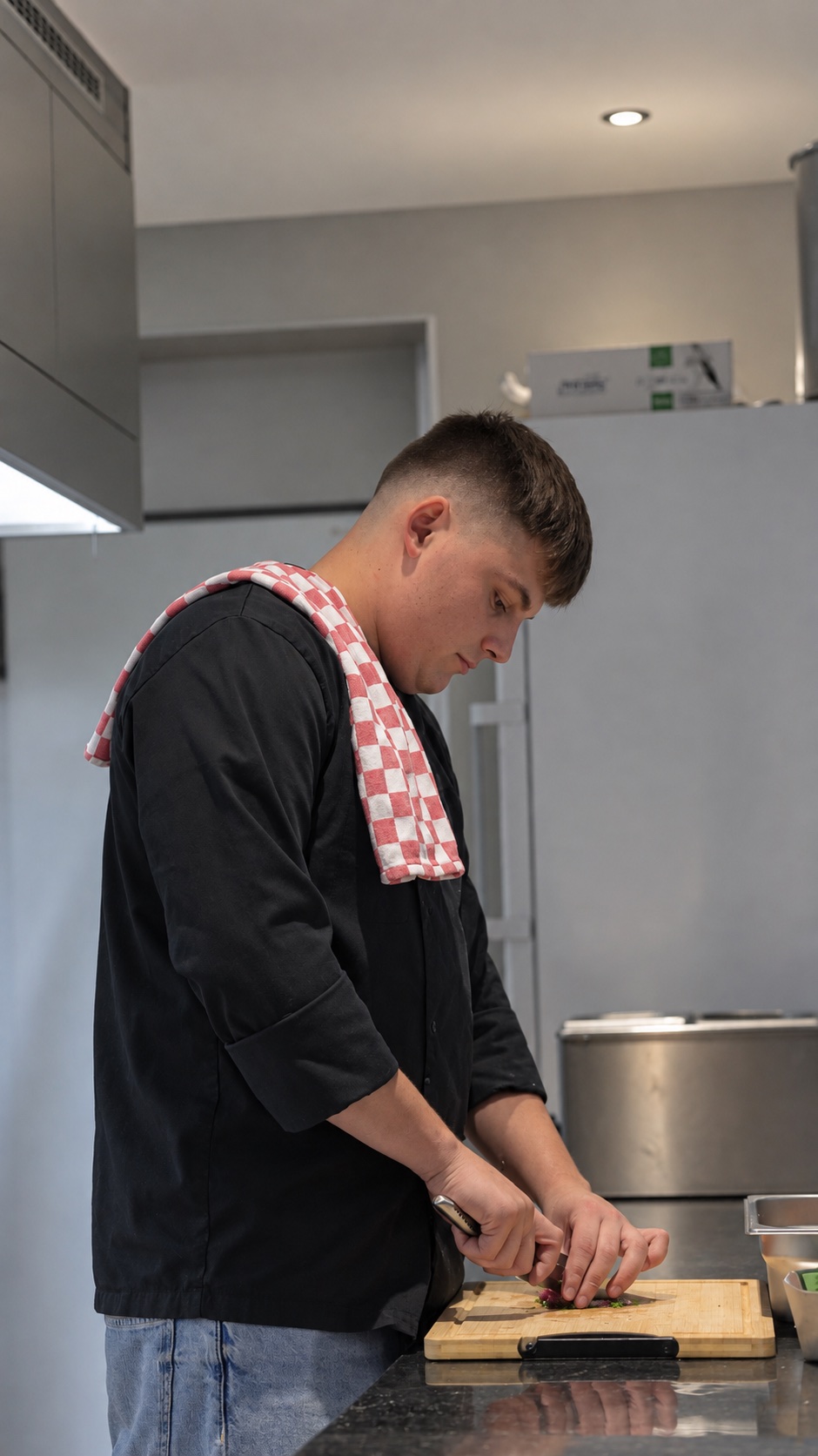 Chef Yaro hakt verse kruiden in de keuken