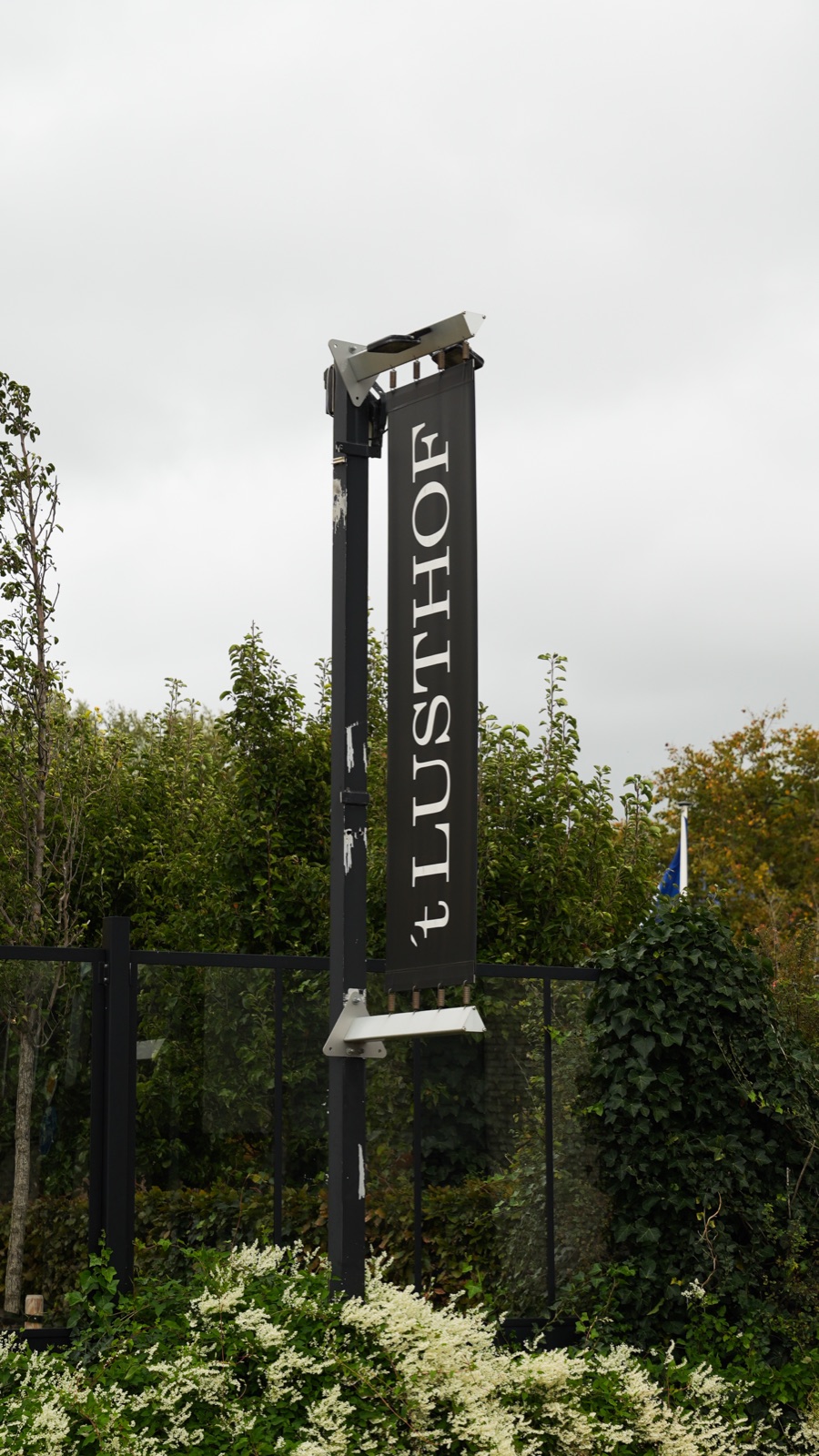 Het uithangbord van 't Lusthof aan de straat