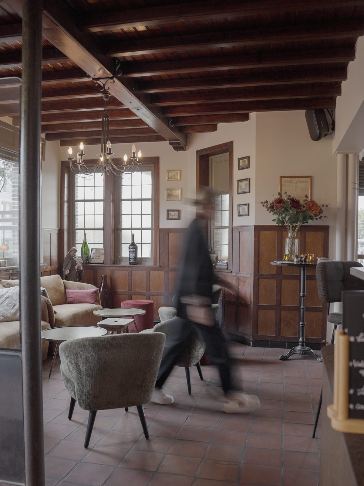 De zaal van 't Lusthof met de houten balken en de kroonluchter