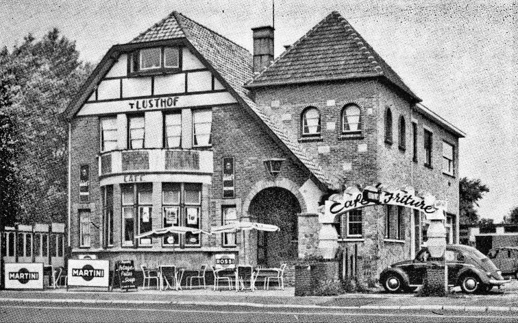 Oude foto van Café Friture 't Lusthof, met Martini-borden aan de gevel en een Kever voor de deur