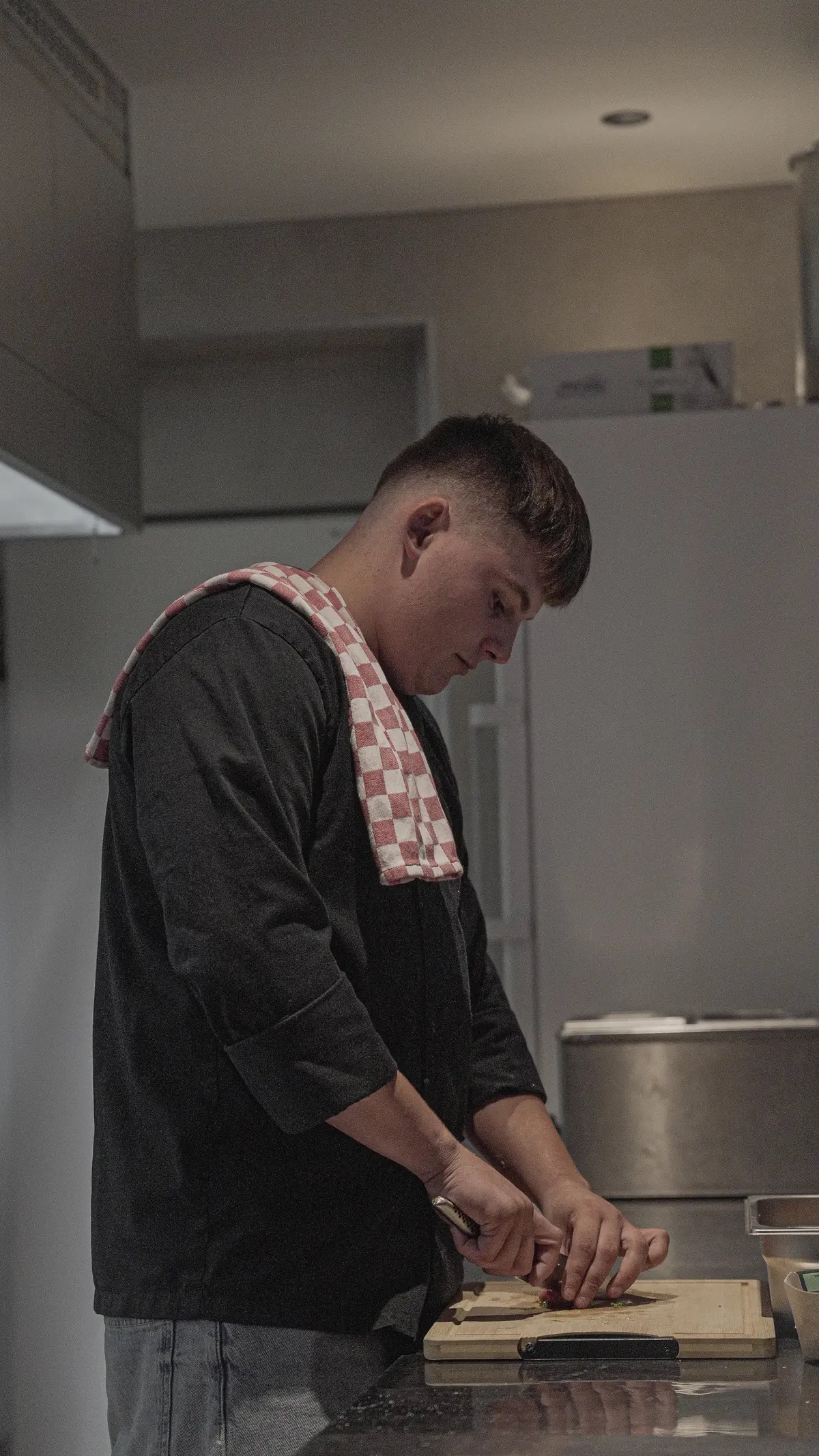 Chef Yaro aan het werk in de keuken