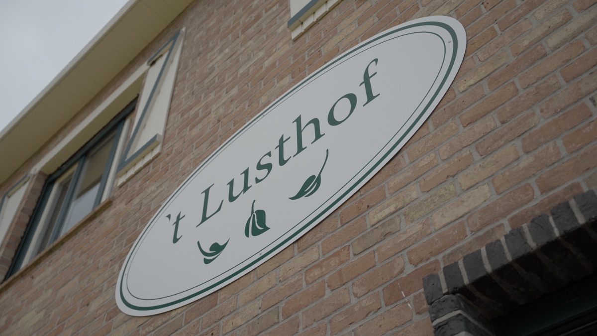 Het logo van 't Lusthof aan de gevel