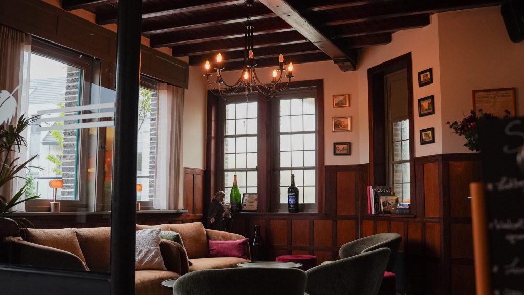 De zaal met de houten balken en de lampen