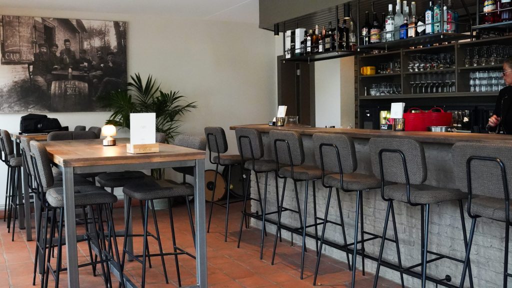De hoge tafels aan de bar