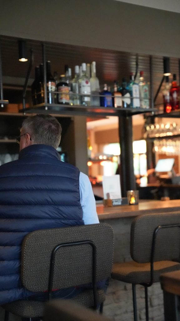 Een gast aan de toog