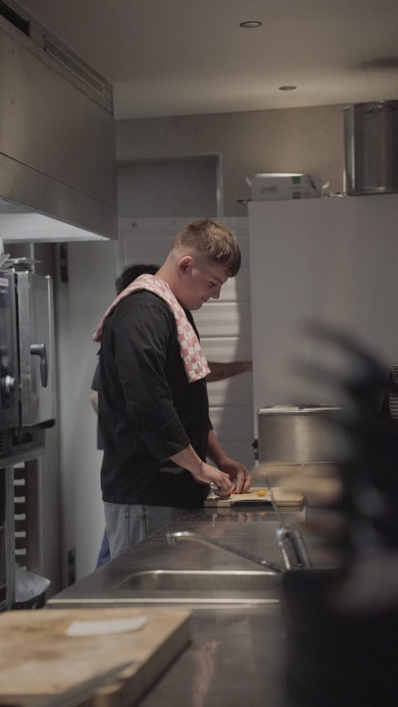 Chef Yaro aan het werk in de keuken
