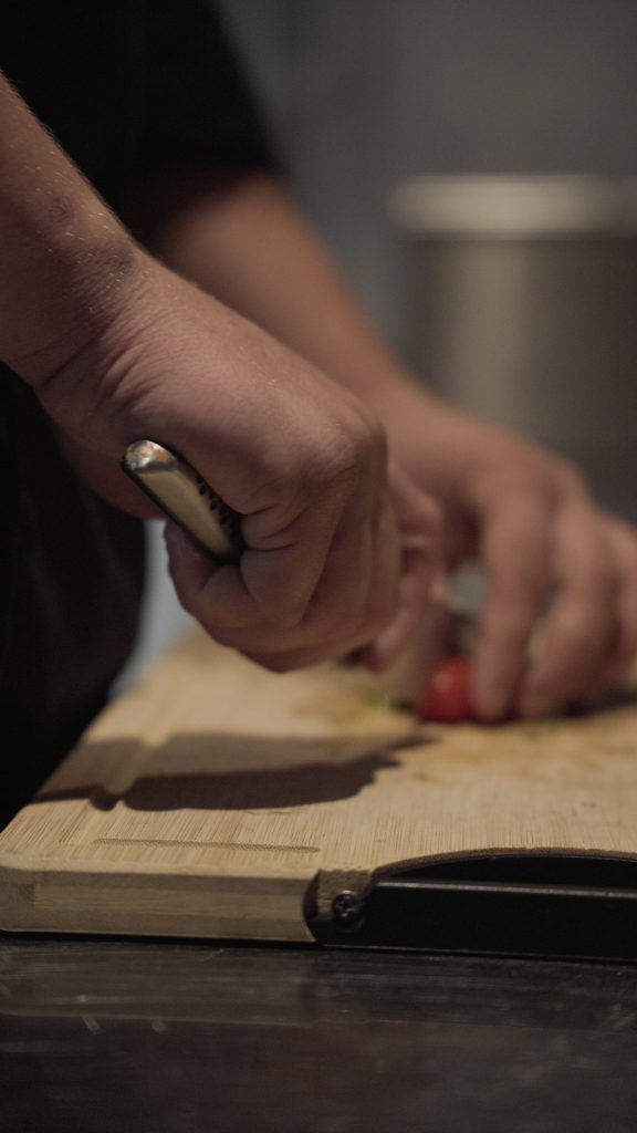Yaro snijdt groenten op de plank