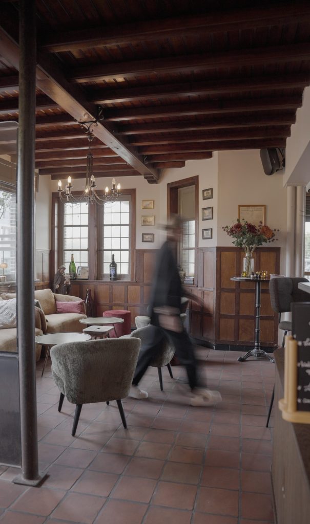De zaal met de kroonluchter